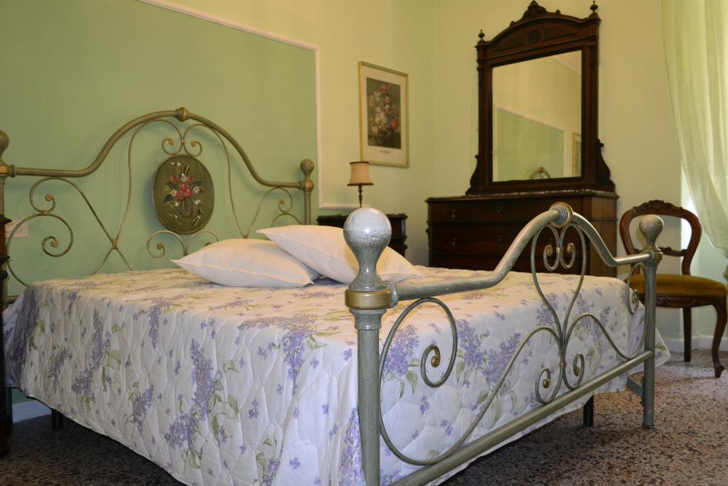 Corte Palazzo Picedi Benettini Sarzana Cameră foto